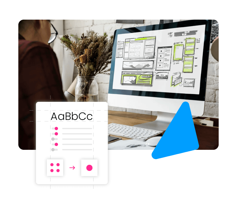 Pracownik projektuje wygląd strony internetowej na komputerze