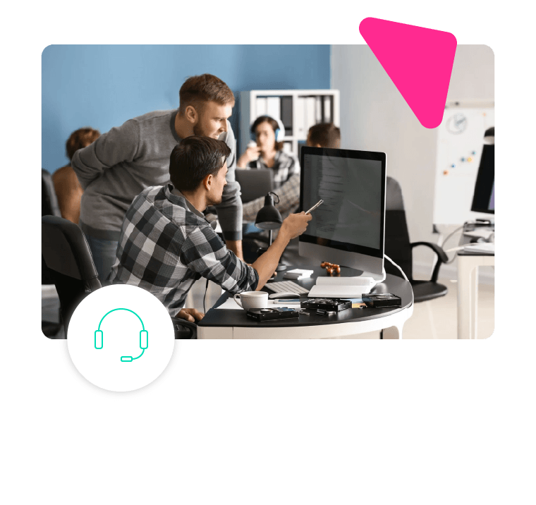 Dwóch specjalistów pracuję nad projektem strony